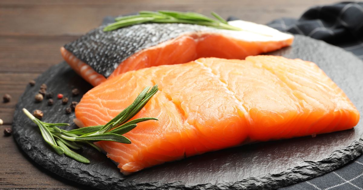 Voici l’astuce de chef pour enlever la peau de votre saumon super facilement