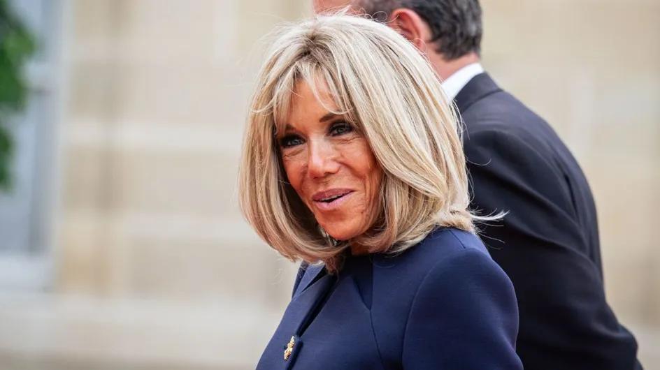 Brigitte Macron opte pour veste courte très chic et tendance (elle est parfaite après 50 ans)