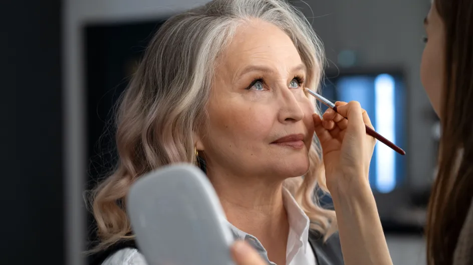 Maquillage peau mature : les astuces d'un maquilleur pour sublimer le visage à 70 ans