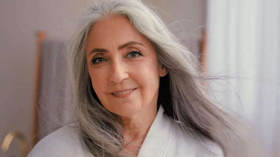 Cheveux gris : les astuces “anti-âge” d’une maquilleuse pour illuminer le visage et mettre en valeur les traits