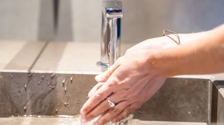 Voici pourquoi vous devriez toujours enlever vos bagues avant de vous laver les mains, selon une dermatologue