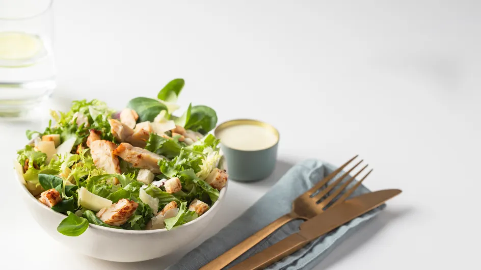 Voici comment reproduire la véritable sauce César pour sublimer vos salades aux beaux jours