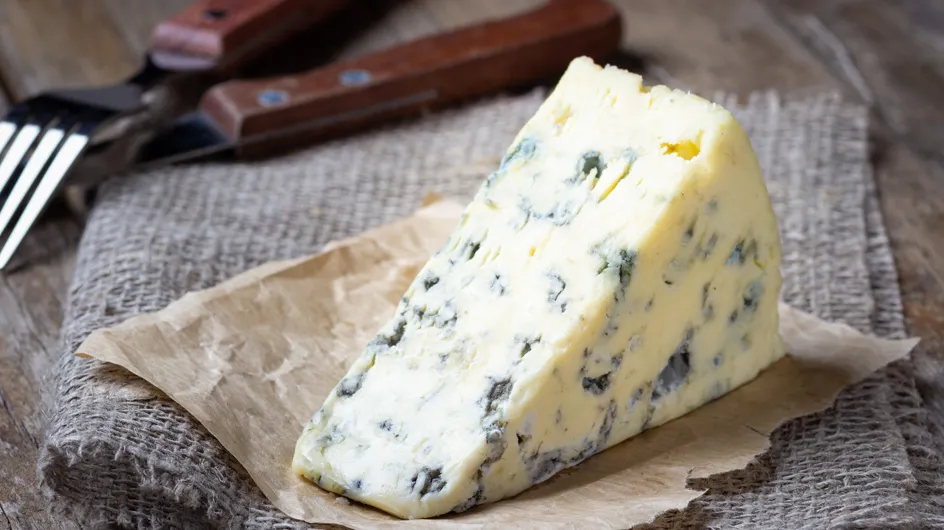 Arrêtez de faire cette erreur en découpant du fromage persillé, cet expert nous révèle sa technique secrète !