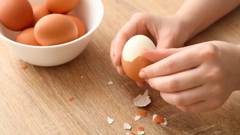 Le geste à absolument faire lors de la cuisson de vos œufs durs pour les écailler plus facilement
