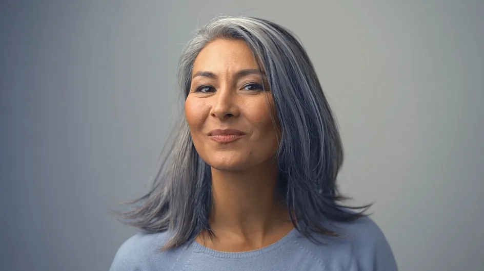 Coiffure pour cheveux gris : ces coupes de cheveux mi-longues qui rajeunissent le visage après 60 ans