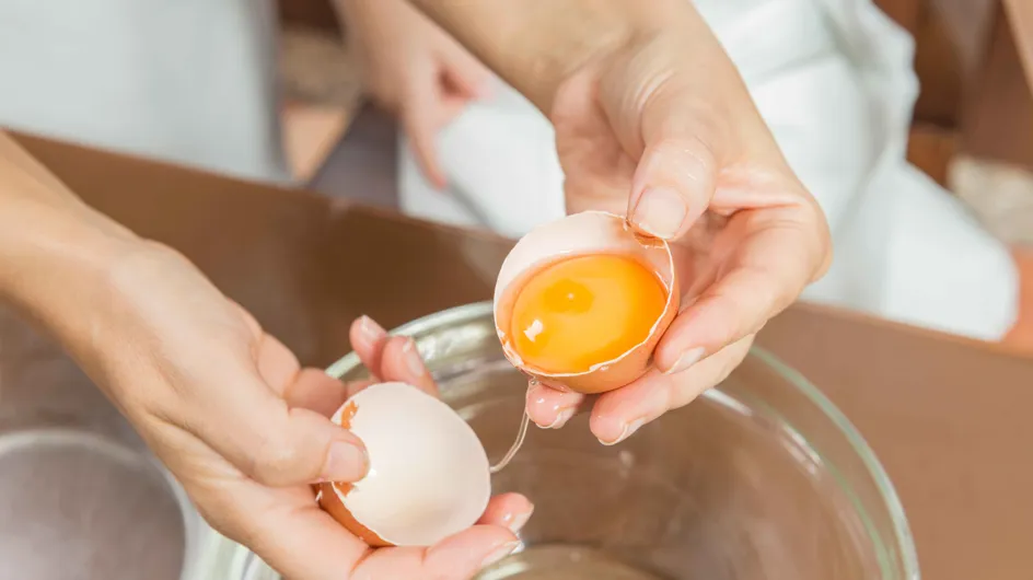 Un secret simple pour récupérer en deux secondes les coquilles d’œufs tombées dans votre bol