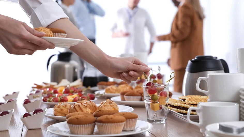Petit-déjeuner : Voici les aliments à éviter de manger dans les buffets d'hôtel pendant vos vacances, selon un docteur