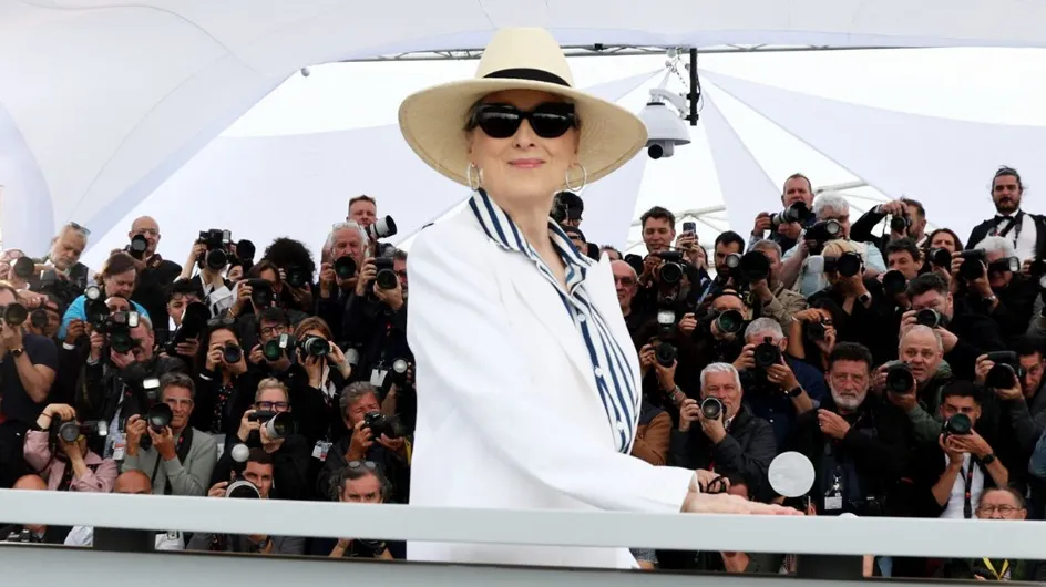Festival de Cannes 2024 : Meryl Streep très chic en total look blanc et chemise rayée (on adore le détail des escarpins)