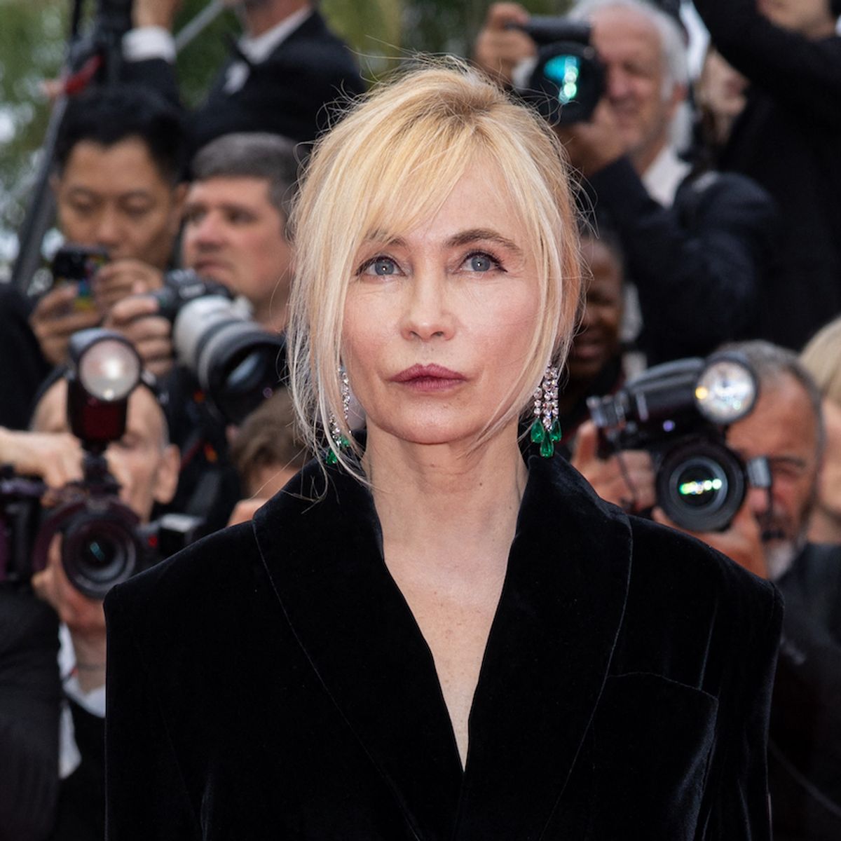 Festival de Cannes 2024 : Emmanuelle Béart particulièrement élégante en  long manteau noir ceinturé et lunettes de soleil