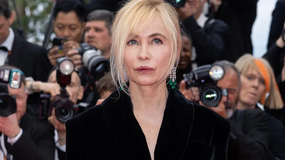 Festival de Cannes 2024 : Emmanuelle Béart particulièrement élégante en long manteau noir ceinturé et lunettes de soleil