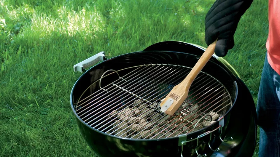 Des grillades au top tout l’été grâce à cette brosse à barbecue Weber à prix cassé