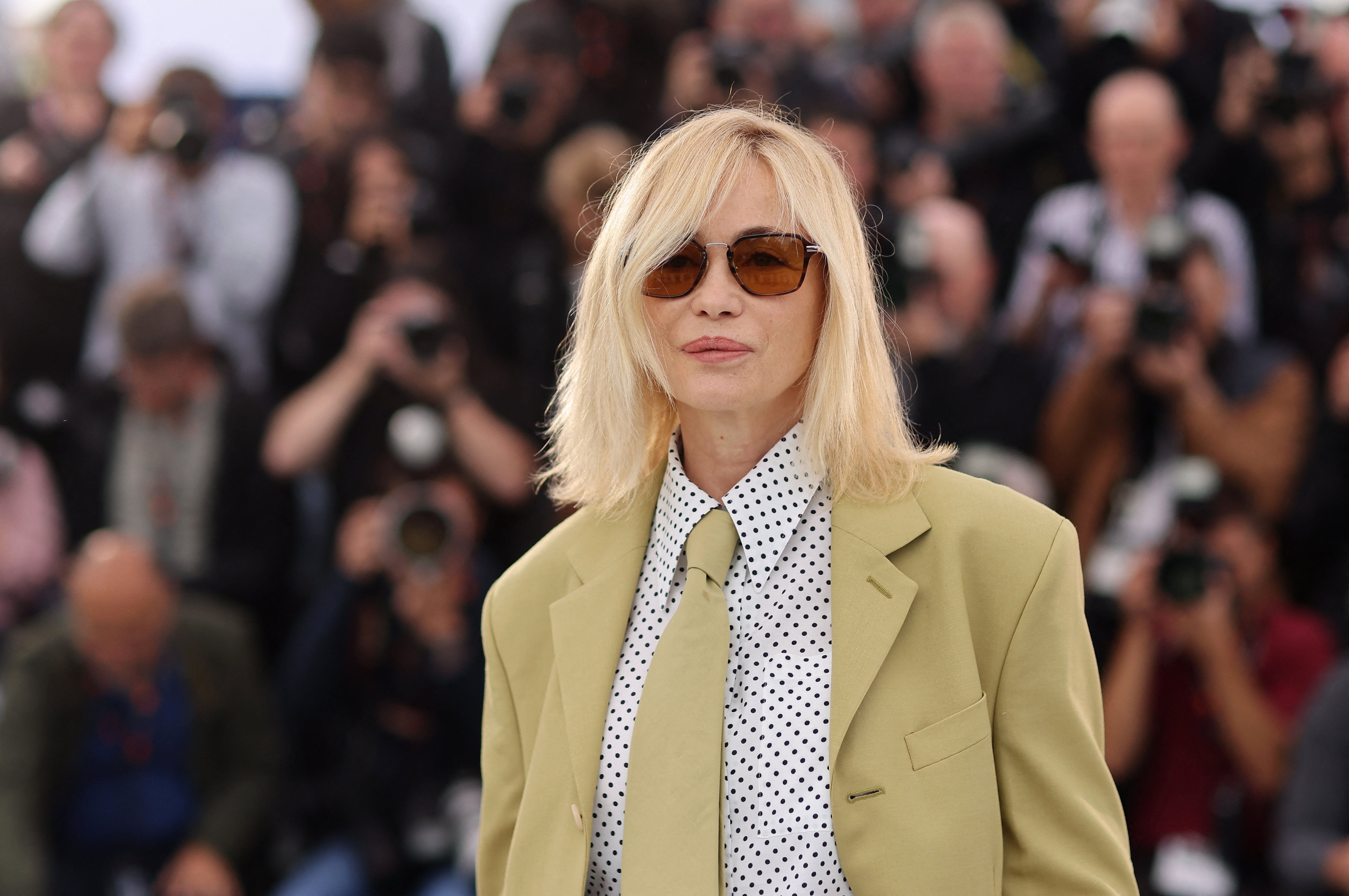 Festival de Cannes 2024 : Emmanuelle Béart affirmée avec une dégaine  androgyne (un look à lui piquer après 50 ans)