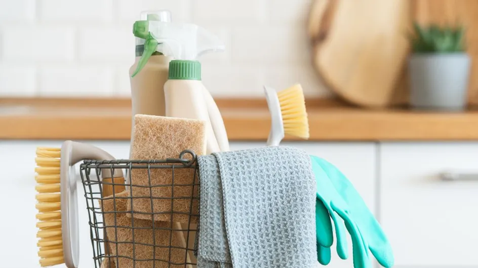 Je suis une experte du nettoyage et voici les 8 produits que j'ai toujours chez moi pour faire le ménage