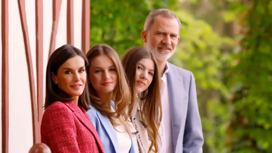 20 Aniversario de Felipe y Letizia: Un retrato familiar íntimo y relajado en los Jardines del Palacio Real