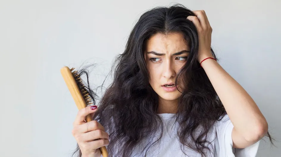 Perte de cheveux : voici les 2 raisons les plus courantes (et comment les éviter), selon un médecin spécialisé