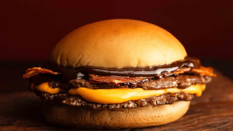 Ce restaurateur révèle comment reproduire facilement un smash burger ultra-croustillant à la maison