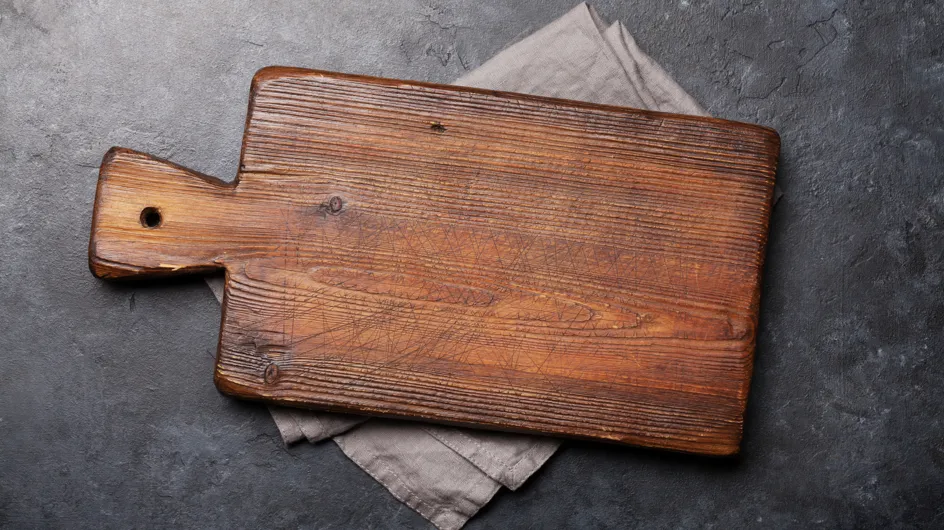 Désinfecter votre planche en bois avec seulement 2 ingrédients que vous avez déjà dans votre cuisine