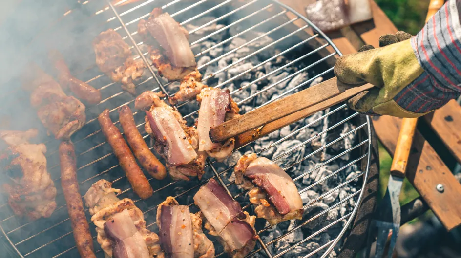 Avec cette technique insolite, vos viandes et poissons ne colleront plus jamais sur la grille du barbecue