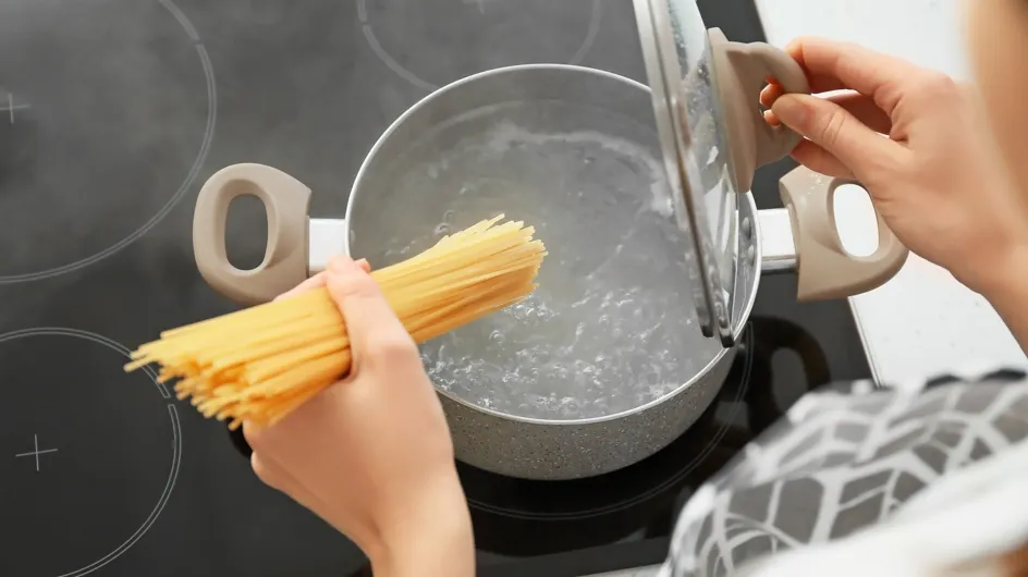 L&#039;eau de votre casserole déborde quand vous faites cuire des pâtes ? Voici la technique ultime pour éviter cela