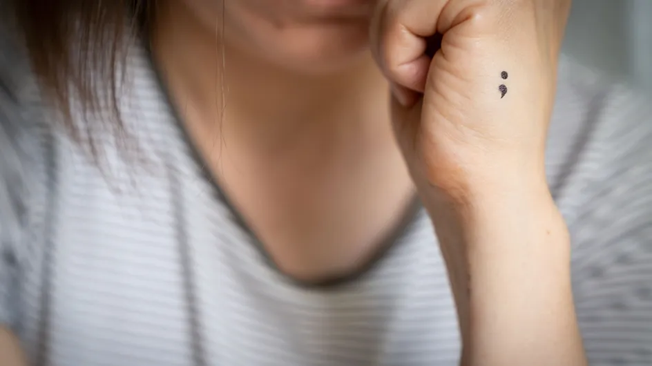 Tatouage point virgule, un symbole de lutte contre le suicide et la dépression