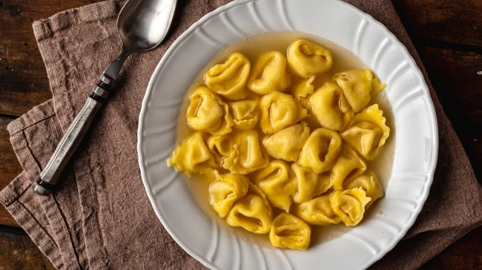 Un chef italien révèle sa recette de Bologne : tortellini en bouillon avec une farce gourmande au parmesan !