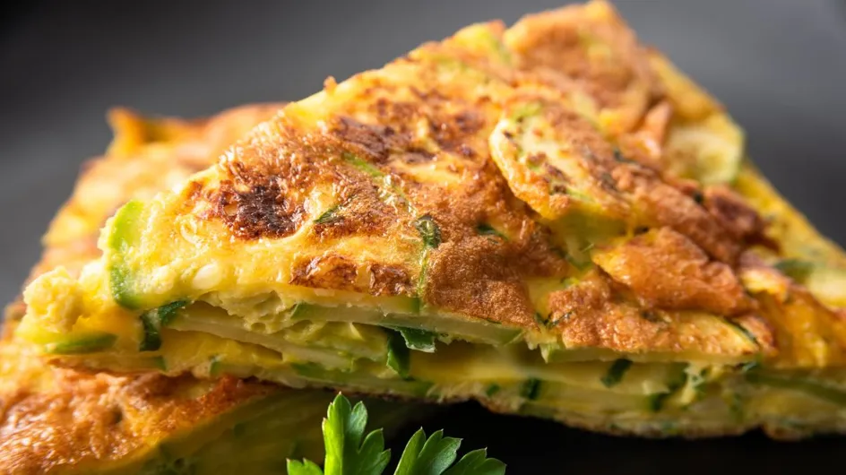 Cette omelette aux courgettes pas chère et super facile à faire est parfaite pour vous régaler les soirs de semaine