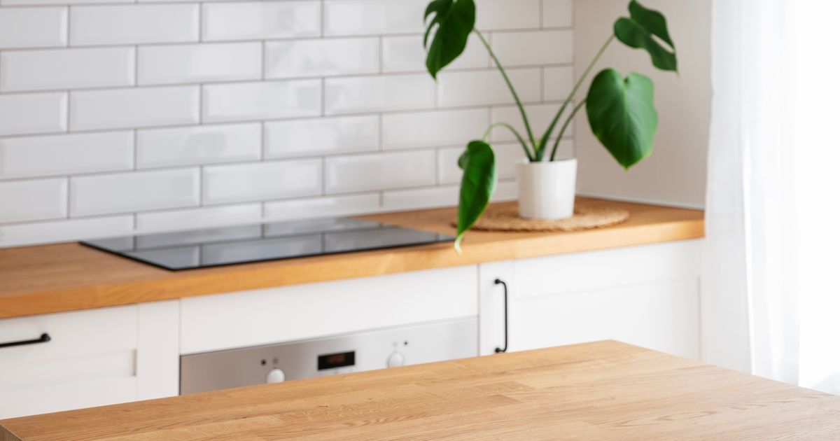 Cette astuce infaillible est parfaite pour nettoyer facilement votre plan de travail en bois et