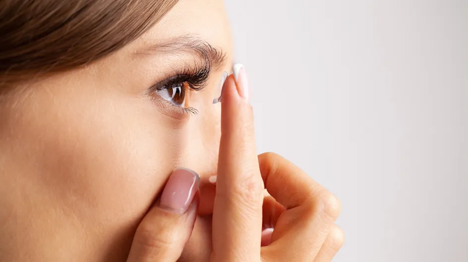 Yo tampoco lograba quitarme las lentillas con las uñas largas hasta que descubrí este truco infalible