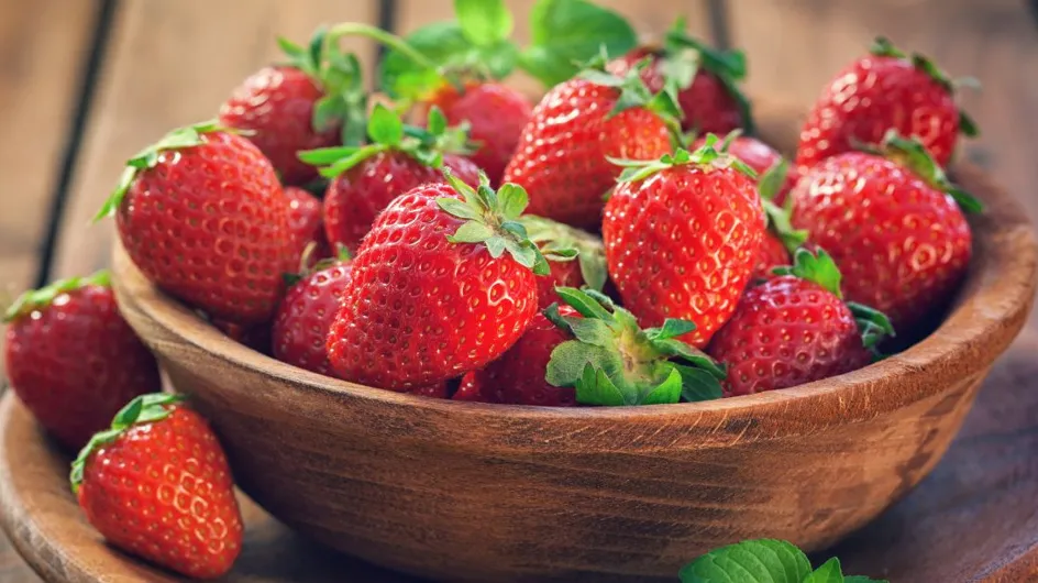 Cet ingrédient du placard est le secret pour conserver vos fraises bien plus longtemps