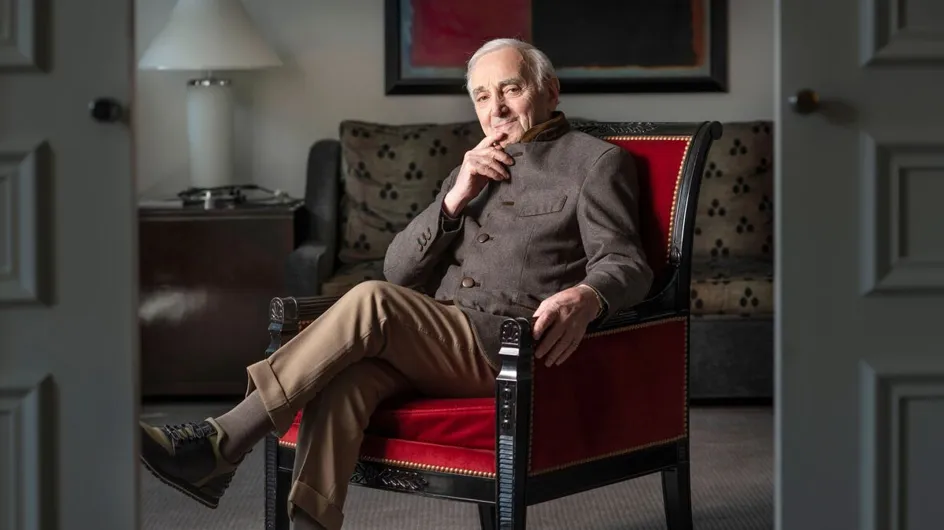 "J’en veux encore aux compagnies aériennes" : un proche de Charles Aznavour balance sur le dernier voyage du chanteur