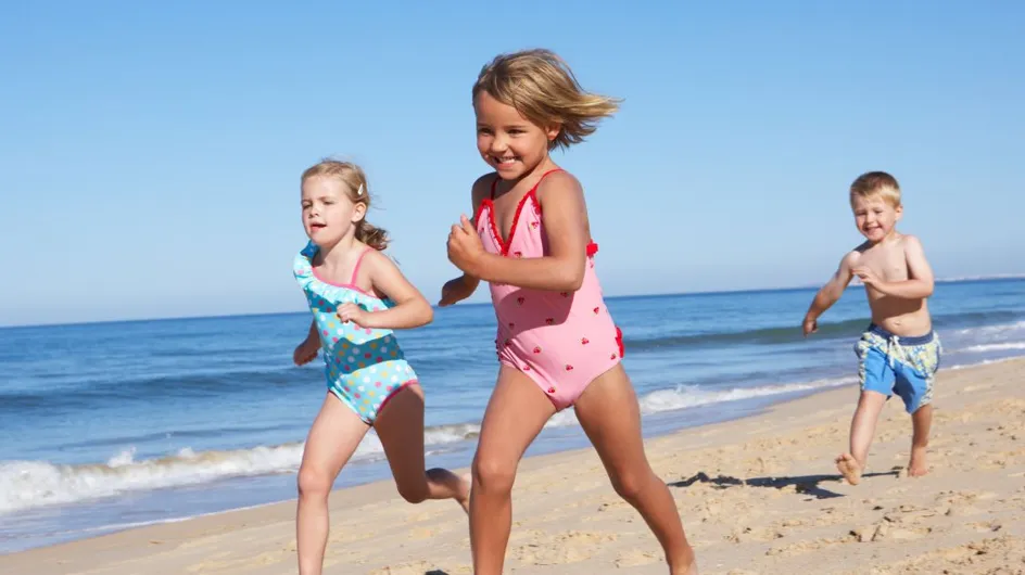 Vacances en famille : voici pourquoi choisir un maillot de bain de cette couleur précise pour votre enfant