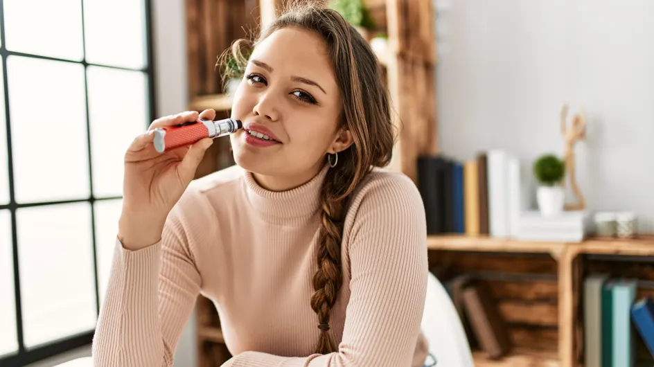 Los expertos se ponen de acuerdo: así es cómo el vapeo puede envejecerte la piel 10 años