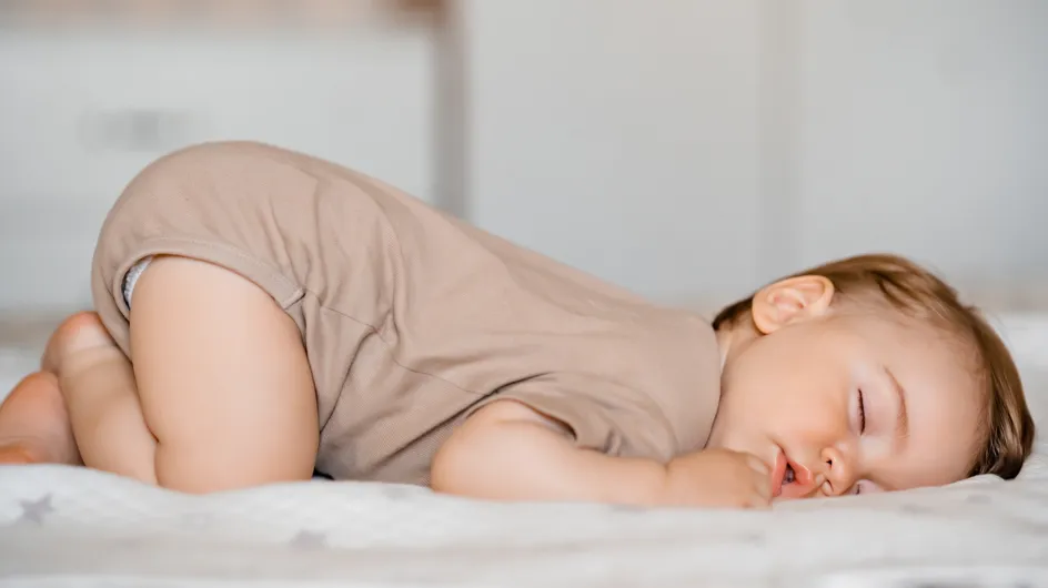 Sommeil bébé : voici les 5 types de bruits que votre enfant peut faire en dormant (et ce qu'ils signifient)