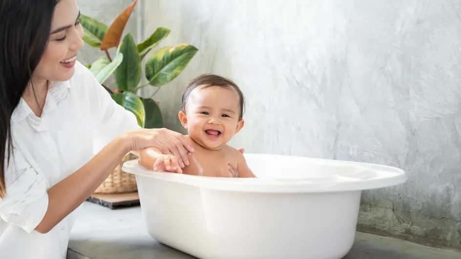 "Je suis pédiatre et voici pourquoi il ne faut pas donner de bain à son bébé avant 1 mois"