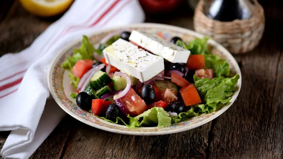 Pourquoi vous devriez vraiment arrêter de servir la salade grecque avec de la vinaigrette !