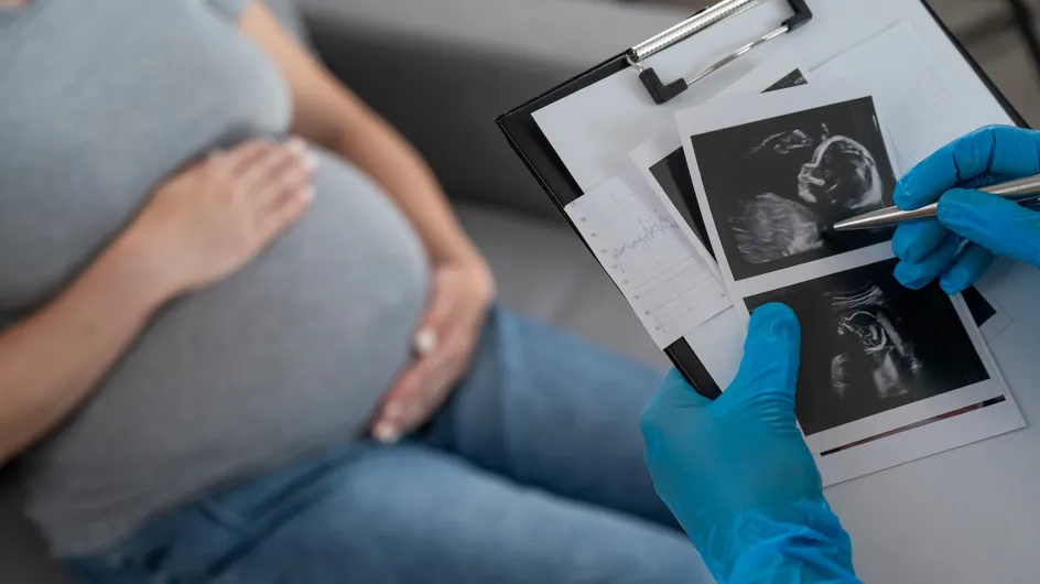 7 précautions à prendre pendant la grossesse si vous attendez des jumeaux, selon une gynécologue