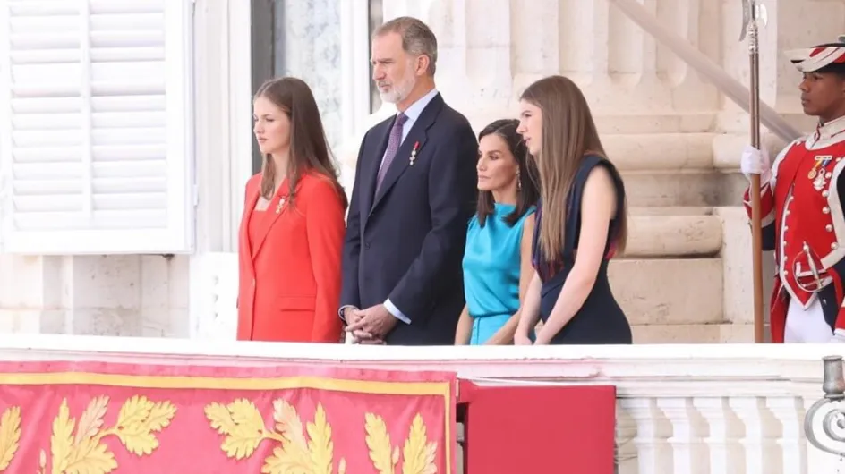 Letizia deslumbra en el 10º aniversario de proclamación de Felipe VI: reutiliza vestido y elige unas sandalias bajas