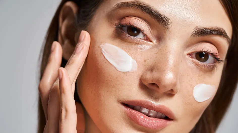 Crème solaire visage : voici les meilleurs produits à appliquer sous votre maquillage cet été