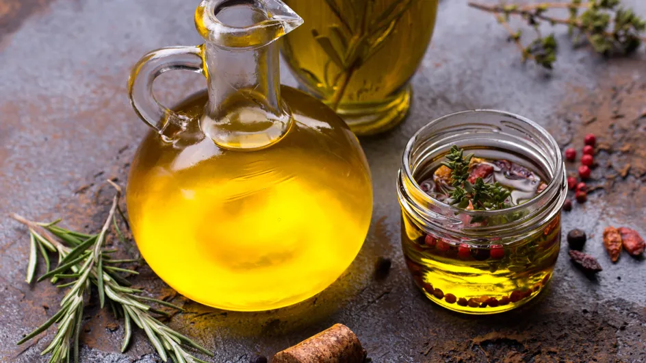 Cette huile aromatisée prête en 10 minutes seulement va faire toute la différence dans vos salades estivales