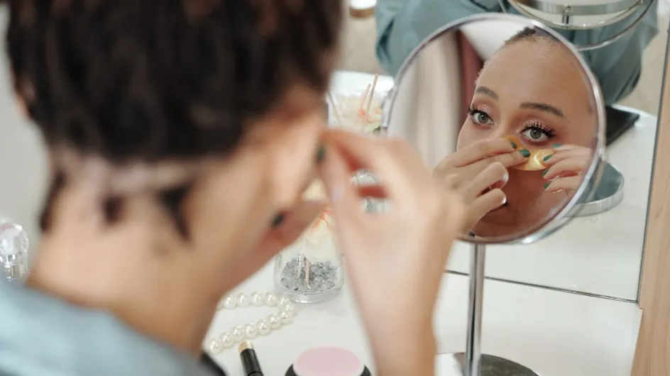 Cette façon de poser votre anti-cerne peut vieillir votre maquillage, selon un expert