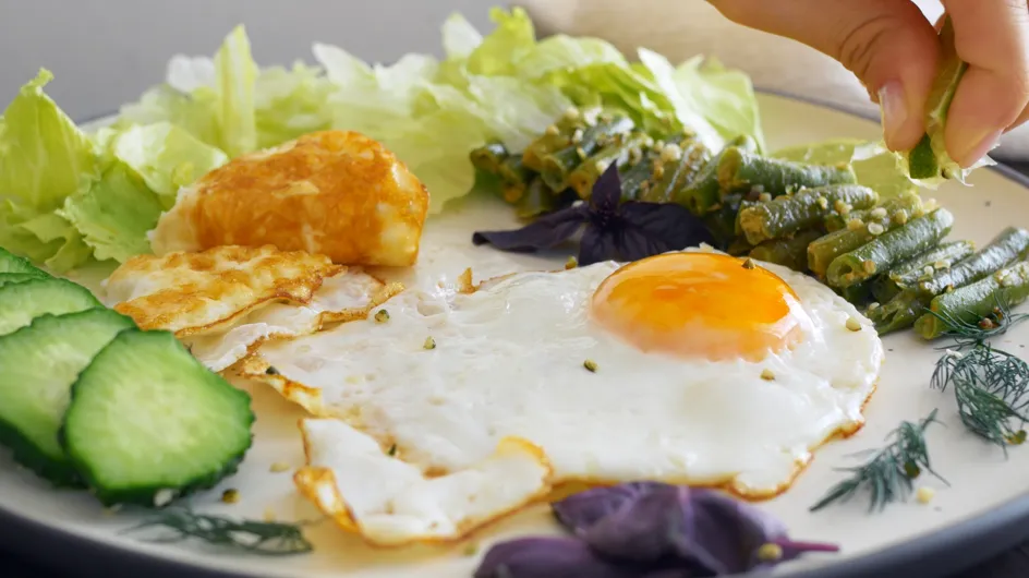 Une seule cuillère de cet ingrédient suffit à obtenir des œufs au plat avec un jaune bien coulant