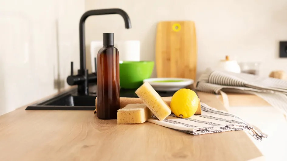 Pourquoi découper le coin des éponges de votre cuisine est une bonne idée