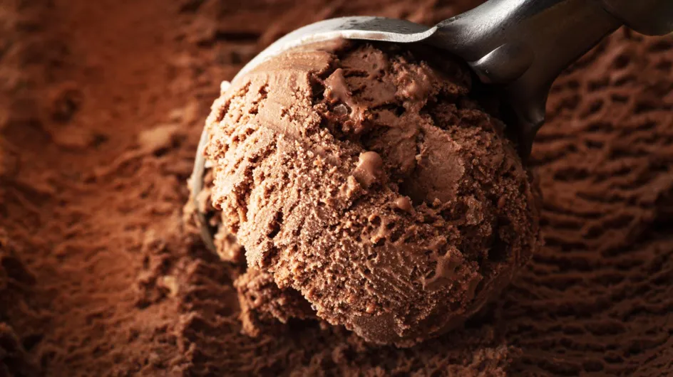 2 ingrédients et 5 minutes suffisent à préparer cette crème glacée au chocolat sans sorbetière