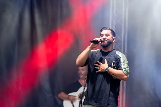 Kendji Girac en concert lors du Festival &quot;Paris Paradis&quot; au parc de la Villette à Paris le 10 septembre 2023.