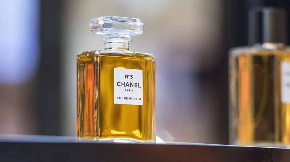 Ce parfum au flacon iconique change d'étui : découvrez le nouveau format du Chanel N°5