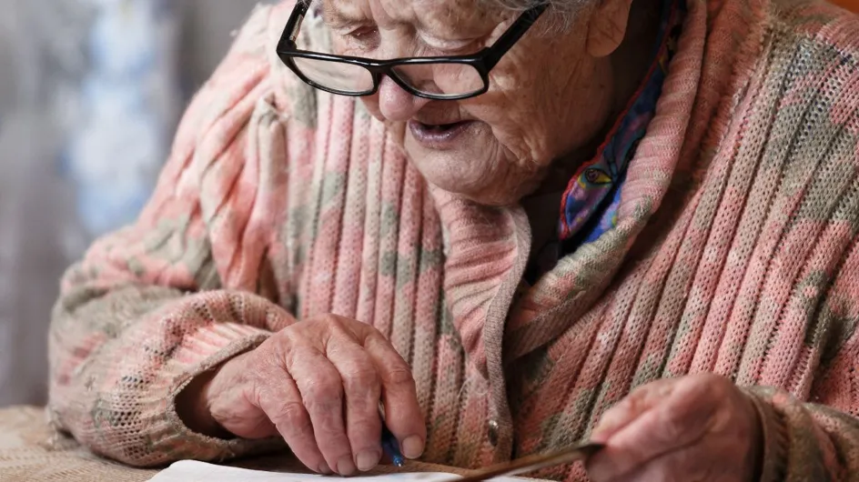 À 100 ans, elle est en pleine forme et travaille encore : voici l'aliment en conserve qu'elle adore manger