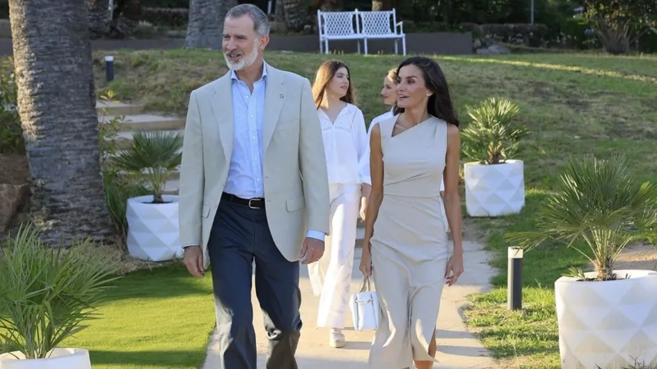 Letizia deslumbra con un elegante vestido de Mango en Girona: ajustado, midi y resalta el bronceado