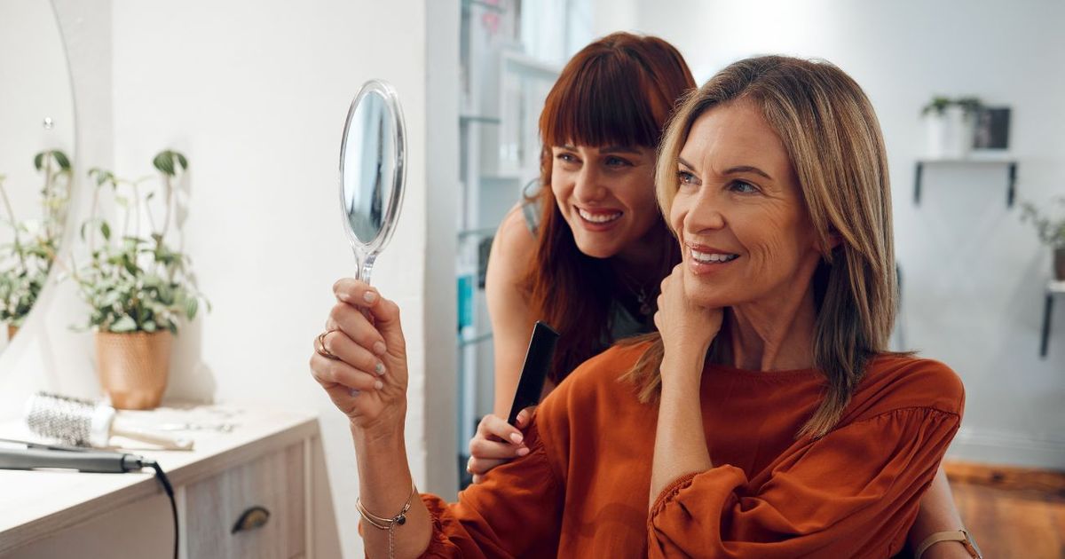 Cette coupe de cheveux rajeunissante et facile d'entretien est idéale
