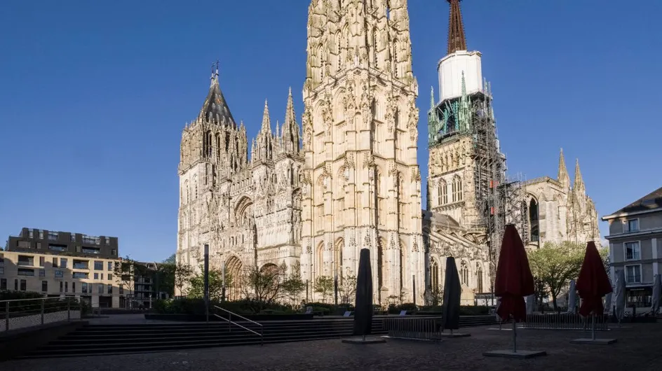 Incendie : la flèche de la cathédrale de Rouen sous les flammes, de premières images impressionnantes