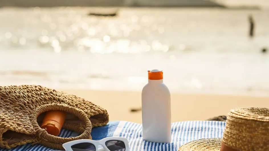 Pourquoi amener un drap housse avec vous sur la plage va totalement changer vos vacances (une technique très astucieuse)